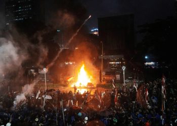 Trazira në Indonezi pas ndarjes nga jeta të një shoferi gjatë protestave për pagat e deputetëve, policia përballet me akuza.