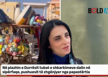 Tubat e shkarkimeve duket në plazhin e Durrësit, pushuesit shqetësohen për ndotjen.