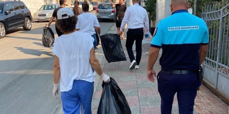 Turistët dhe qytetarët unite për pastërtinë e plazheve, kryeministri Rama ndan imazhe: Me bashkëpunim, përkushtim dhe një stil të mirë jetese.