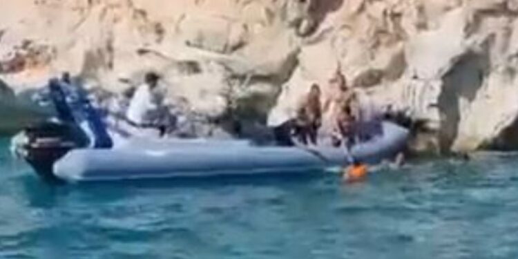 Turisti francez shpëtohet pranë Gjipesë në Himarë