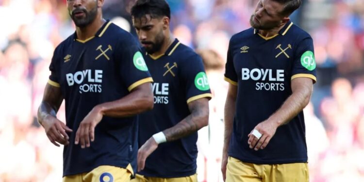 Turp në ndeshjen e parë të Premier League, tifozët kërkojnë shkarkimin e trajnerit menjëherë