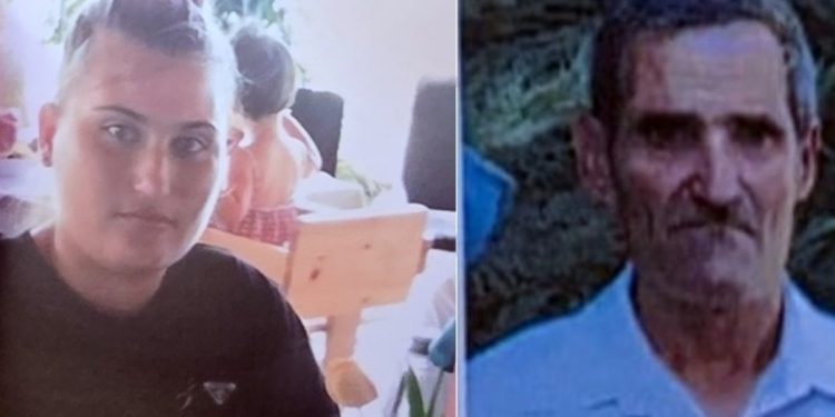 U gjet i shtrirë në ambientin e dhomës së ndenjes