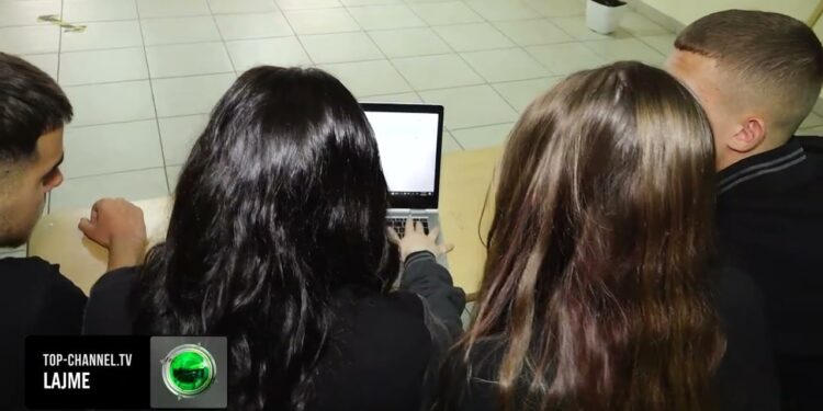 "Udhëzues" për arsimin e lartë: Universitetet duhet të rrisin praninë në internet, do të pranojnë kurse masive online.