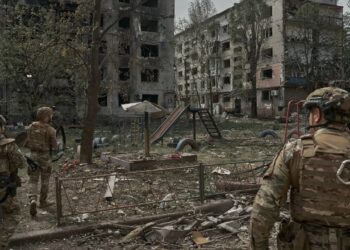 Ukraina në krizë: Evakuim urgjent nga Donetsk pas bombardimeve, priten reagime diplomatike nga samiti Trump-Putin.