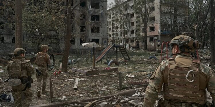 Ukraina në krizë: Evakuim urgjent nga Donetsk pas bombardimeve, priten reagime diplomatike nga samiti Trump-Putin.