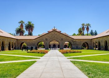 Universiteti i Stanfordit shkarkon 360 punonjës për shkak të masave të rrepta të administratës Trump