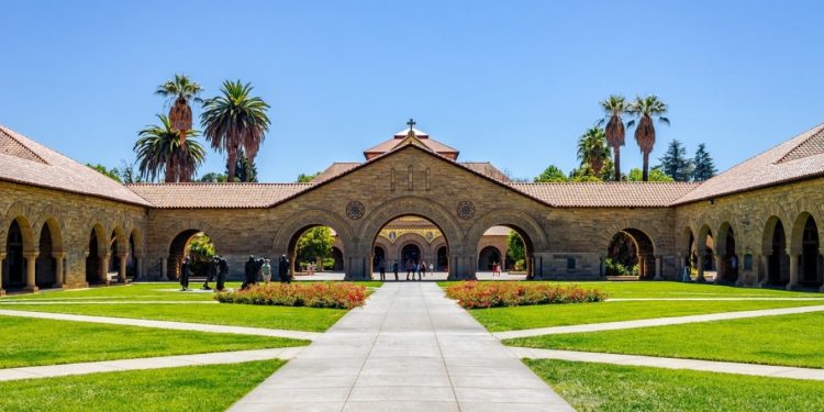 Universiteti i Stanfordit shkarkon 360 punonjës për shkak të masave të rrepta të administratës Trump