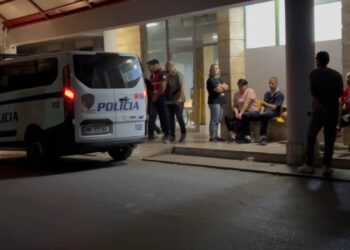 VIDEO/ Autorët e vrasjes së 14-vjeçarit në Maliq lënë spitalin dhe dërgohen në komisariat! Pritet të nisin pyetjet.