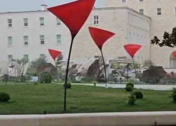 VIDEO/ "Koha del jashtë kontrollit!" Stuhi e fuqishme shiu në kryeqytet, era rrëmben karrige e tavolina.