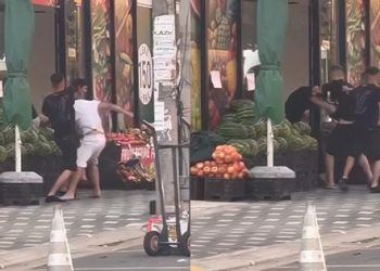 VIDEO/ Përleshje mes adoleshentëve me thika dhe hanxharë në Kamëz