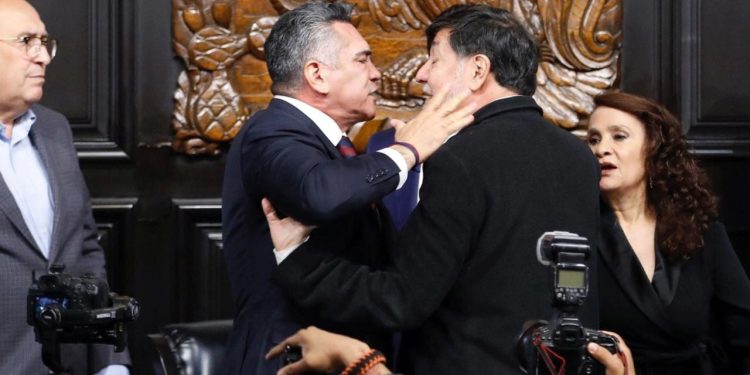 VIDEO/ Shenja në Senatin meksikan: përplasje mbi diskutimin e ndërhyrjes ushtarake amerikane ndaj karteleve në Meksikë