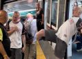 VIDEO: Tensione në metronë e Romës! Një italian kërcënon turistët, ata reagojnë me muzikë!
