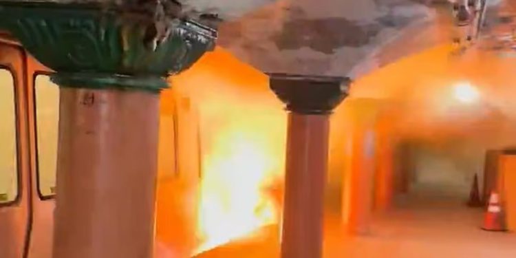 VIDEO/ Zjarri në një tren në New Jersey, 13 persona asfiksohen! Kaos mes pasagjerëve, tymi përfshin zonën.