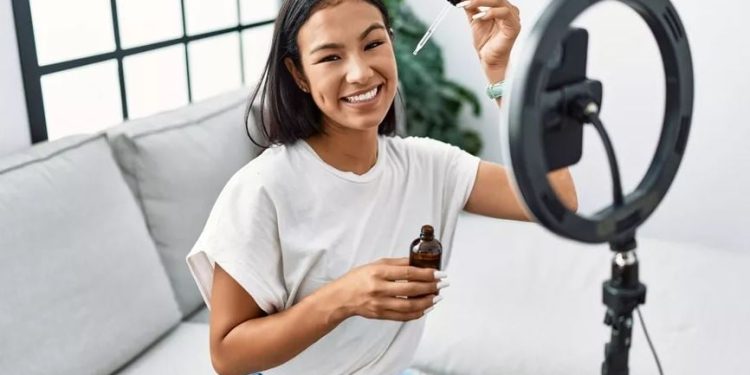 Vaji tradicional që fton mrekulli në mediat sociale, kur kthehet në kërcënim?