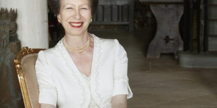 Vajza e mbretëreshës Elizabeth feston 75-vjetorin! Historia e "princeshës punëtore" që ka mbetur jashtë skandaleve.