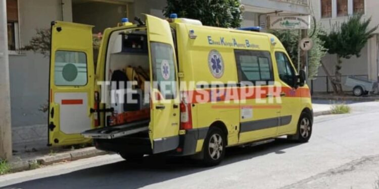 Vajza thirri ambulancën pasi pa nënën të mbuluar në gjak, momenti i vështirë kur mbërrin në pallat/ Shqiptari vret gruan, kishte pasur probleme me shëndetin mendor më parë.