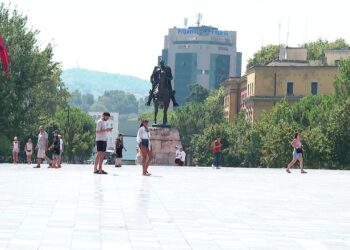 Vapa e lartë: Mjekët paralajmërojnë për dyfishim të rrahjeve të zemrës, rekomandojnë konsumimin e ujit