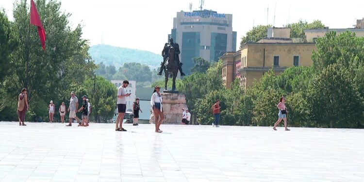 Vapa e lartë: Mjekët paralajmërojnë për dyfishim të rrahjeve të zemrës, rekomandojnë konsumimin e ujit