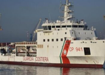 Varka me 100 emigrantë përmbyset afër Italisë, dyshohet për 20 viktima dhe 27 të humbur.