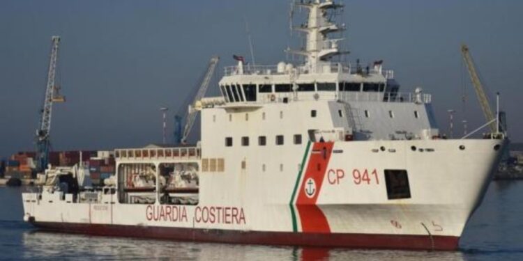 Varka me 100 emigrantë përmbyset afër Italisë, dyshohet për 20 viktima dhe 27 të humbur.