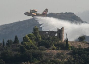 Vazhdojnë ‘luftërat’ me flakët në Patra të Greqisë! Zjarret shkatërrojnë më shumë se 100 mijë hektarë pyje
