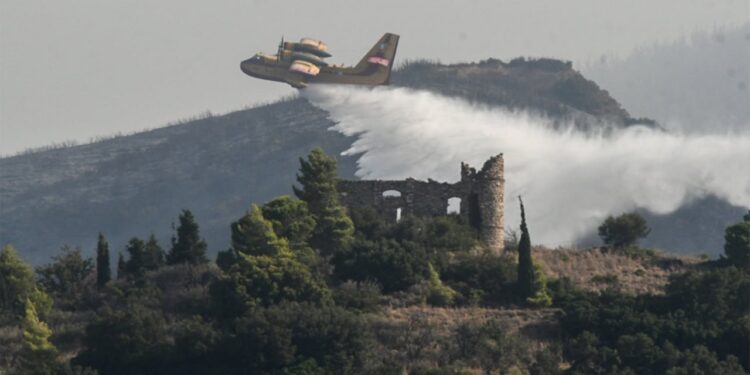 Vazhdojnë ‘luftërat’ me flakët në Patra të Greqisë! Zjarret shkatërrojnë më shumë se 100 mijë hektarë pyje