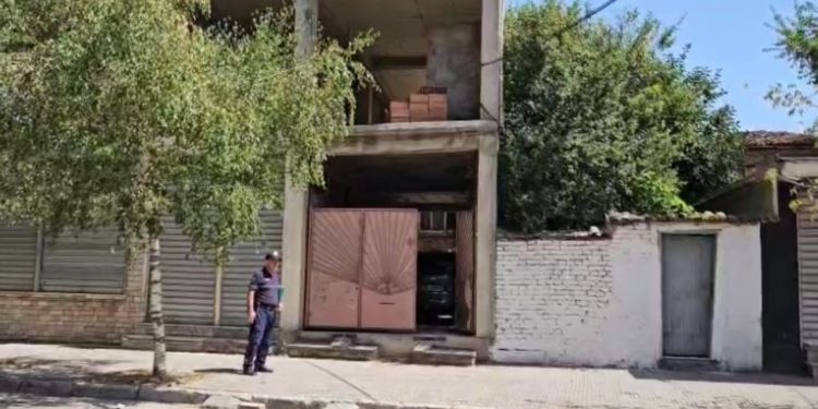 Vëllai i personit të gjetur të pajetë në Korçë: ‘Komshinjtë nuk e kishin parë që nga dhjetori’, kishte pasur probleme me zemrën dhe ishte ndarë nga gruaja.