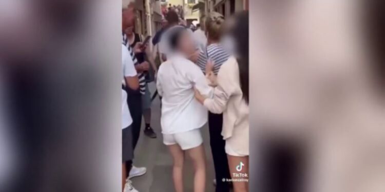 Venecia: Turistja amerikane kap në flagrancë vajzën që po e vidhte, videoja bëhet virale.