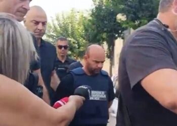 "Veshjet e bardha për t'u despeduar" / Fëmijët në Shqipëri shoqërojnë nënën e tyre në banesën e fundit, ndërsa 40-vjeçari me jelek antiplumb përballet me gjykatën.