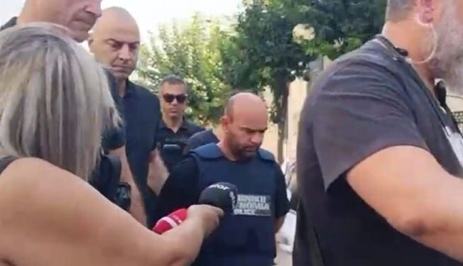 "Veshjet e bardha për t'u despeduar" / Fëmijët në Shqipëri shoqërojnë nënën e tyre në banesën e fundit, ndërsa 40-vjeçari me jelek antiplumb përballet me gjykatën.