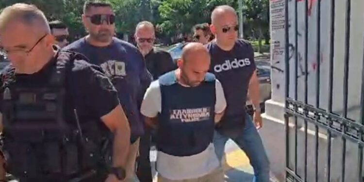 Video/ 40-vjeçari shqiptar që vrau gruan përpara fëmijëve të tij mbërrin në gjykatë me kokën ulur dhe në heshtje