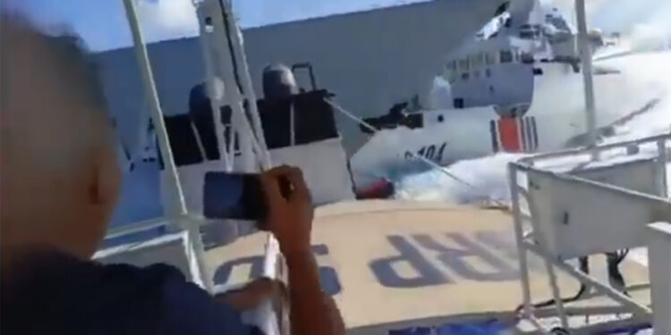 Video: Aviacioni luftarak kinez përplaset ndërmjet tyre gjatë ndjekjes së një mjeti lundrues të rojes bregdetare të Filipineve.