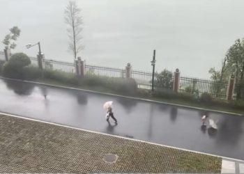 Video: Baba lë fëmijën e tij në mes të një stuhie në Kinë për të shpëtuar veten