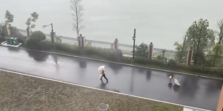 Video: Baba lë fëmijën e tij në mes të një stuhie në Kinë për të shpëtuar veten