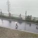 Video: Baba lë fëmijën e tij në mes të një stuhie në Kinë për të shpëtuar veten