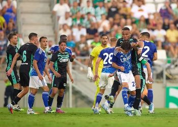 Video/ Betis-Como, skenë si në Far West: Përleshje brutale në fushë, dy lojtarë të përjashtuar.