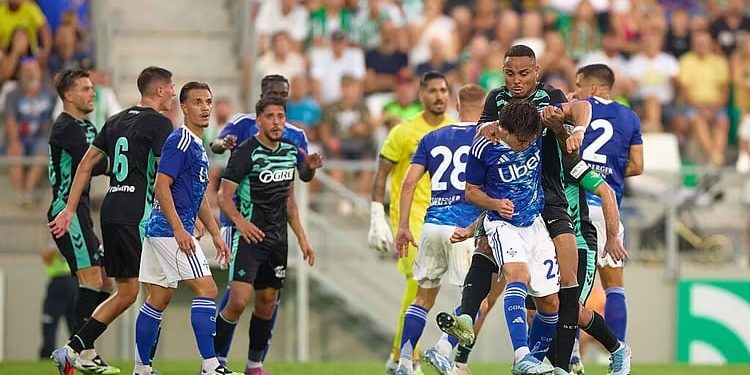 Video/ Betis-Como, skenë si në Far West: Përleshje brutale në fushë, dy lojtarë të përjashtuar.
