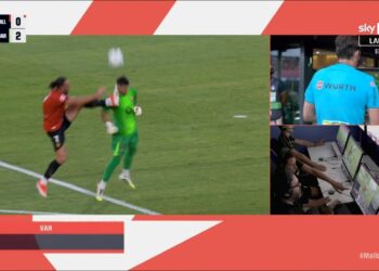 Video/ Goditje në fytyrë për portierin e Barcelonës, sulmuesi shqiptar ndëshkohet me karton të kuq pas ndërhyrjes spektakolare.