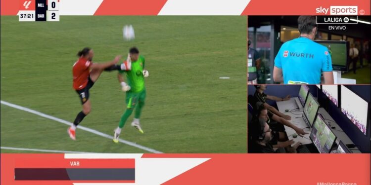 Video/ Goditje në fytyrë për portierin e Barcelonës, sulmuesi shqiptar ndëshkohet me karton të kuq pas ndërhyrjes spektakolare.