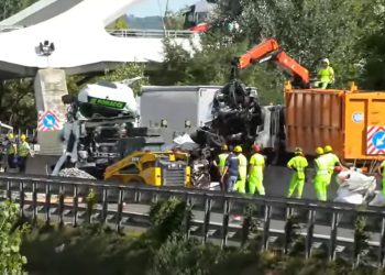 Video/ Itali, tre humbasin jetën dhe 15 të lënduar në një aksident, kamioni godet makinat e parkuara