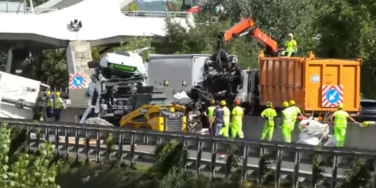 Video/ Itali, tre humbasin jetën dhe 15 të lënduar në një aksident, kamioni godet makinat e parkuara