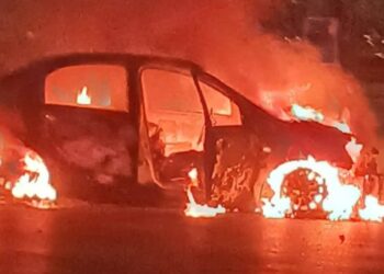 Video: Kaos në Afrikën e Jugut pas përleshjes mes shoferëve të taksive, një të vdekur.