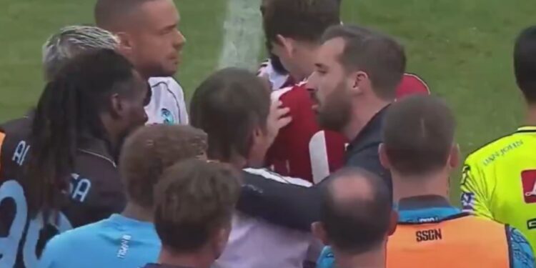 Video: "Kaos" në miqësoren e Napolit! Lukaku pëson lëndim të rëndë, Conte humb kontrollin dhe futet në fushë pas faulleve ndaj mbrojtësit shqiptar.