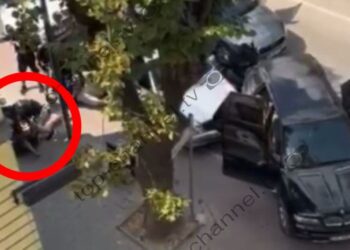 Video/ Momente nga pranga e Ramadan Zotos në Korçë, i cili ishte i armatosur