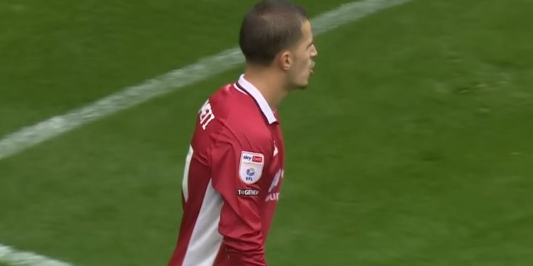 Video: Pas dy vitesh injorimi, fantazisti shqiptar Sylvinho reagon me gol dhe asist! Dallohet në formacionin e javës në Angli.