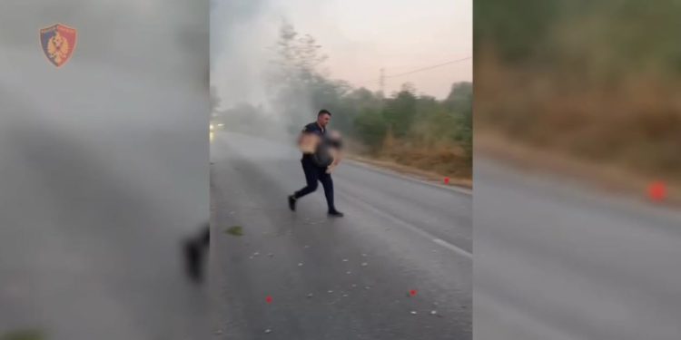 Video/ Polici nderohet me Certifikatën për Shërbime të Dalluara për shpëtimin e tre të plagosurve nga aksidenti në Fier