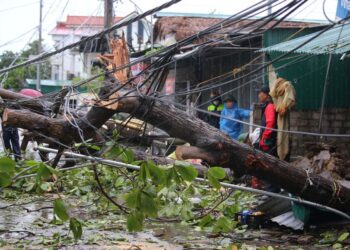 Video/ Të paktën tre viktima në Vietnam pas përplasjes me tajfunin Katziki
