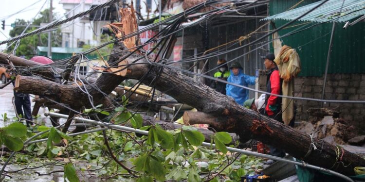 Video/ Të paktën tre viktima në Vietnam pas përplasjes me tajfunin Katziki