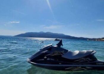 Vlorë: Policia dërgon ‘Jet Ski’ për të shpëtuar pushuesin, por ndodhet në përplasje me një tjetër anije lundruese.
