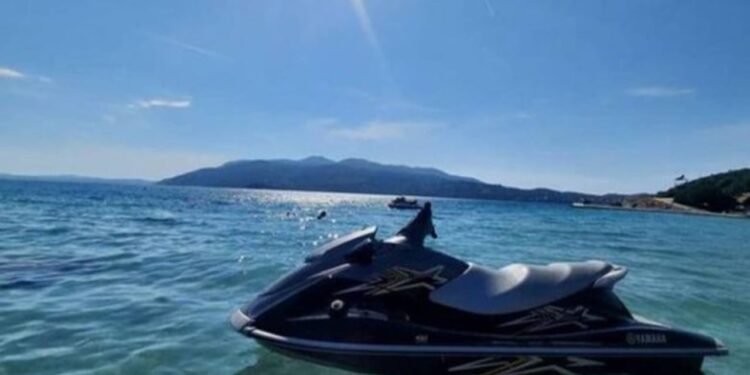 Vlorë: Policia dërgon ‘Jet Ski’ për të shpëtuar pushuesin, por ndodhet në përplasje me një tjetër anije lundruese.